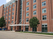 Wheeling University。この建物は寮ですが、地下で英語学校が一年中開かれています。