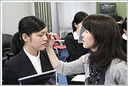就職対策特別講座・元CAの先生方、ｷｬﾋﾞﾝｱﾃﾝﾀﾞﾝﾄに内定した先輩達による髪型･メイク指導