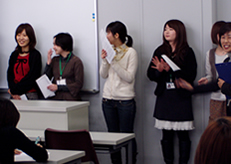 大学編入春期特別講座・和気あいあいと体験談を話す学生