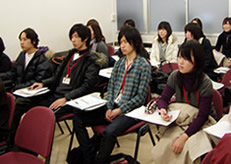 先輩の話を聞く大学編入専攻の学生たち