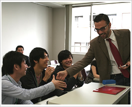 �C�^���A����u�t�̐搶�����Z�B�a�C���������Ƃ������͋C�ł�