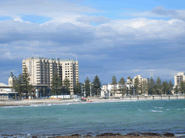 Cityからトラムに乗ってわずか 20 分で行けるGlenelg beachです。夏にはたくさんの人で賑わいます。