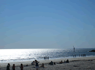 夏が近づいてきているので、海を訪れる人がだんだん増えています