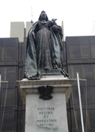 Guild Hallの向かいに立っているQueen Victoria