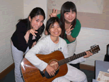 語学学校の修了式で歌を