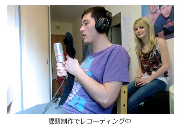 課題制作でレコーディング中